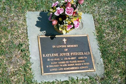 2002SEPT14 AUST QLD Brisbane FITZGERALD Raylene Gravesite 001